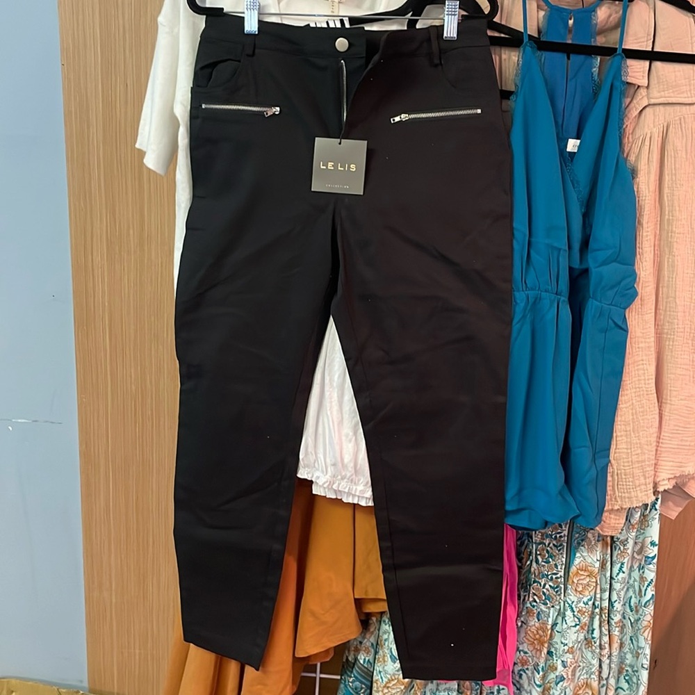 Le Lis Collection, Black pants 98% cotton 2% spandex. New with tags